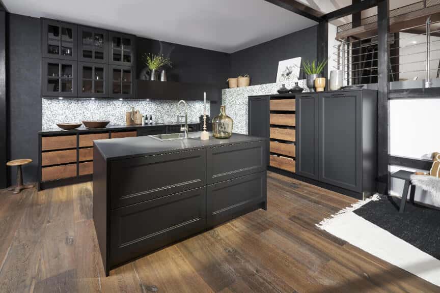 https://smartroom.s3-eu-west-1.amazonaws.com/outputfolder/preview-images/Kueche_08_Ravenna_Schwarz_Toronto_GL_Alteiche_cognac_M.jpg